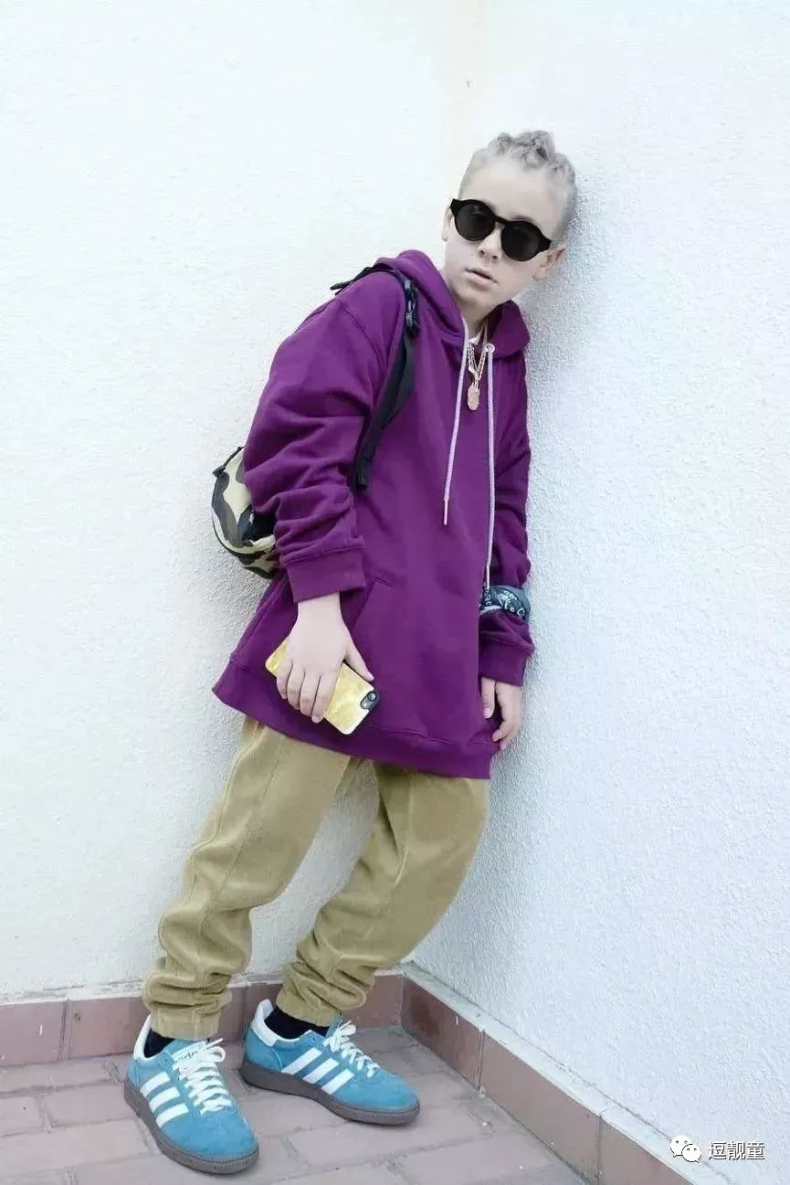 把自己装扮起来假装很酷,把自己打扮得酷一点