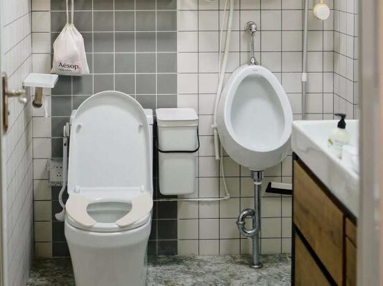 为什么现在很多人都换了智能马桶,马桶边上要装个小便器好吗