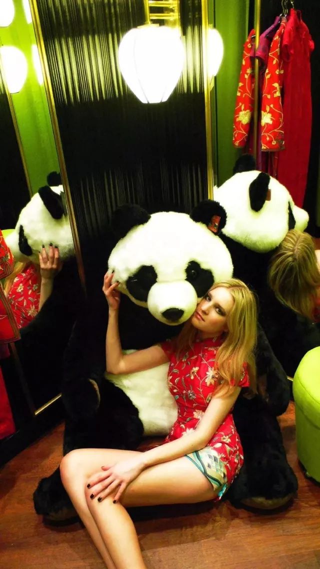 她被香奈儿和阿玛尼“通缉”，只因她在试衣间干的事儿太放肆！