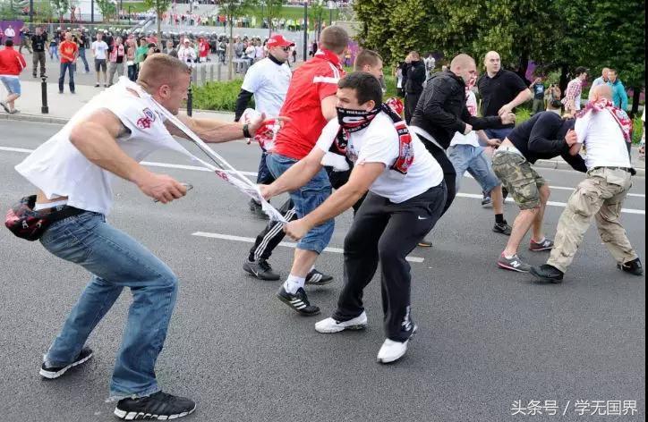 16年俄罗斯球迷打英格兰球迷,200俄罗斯球迷vs2000英国球迷