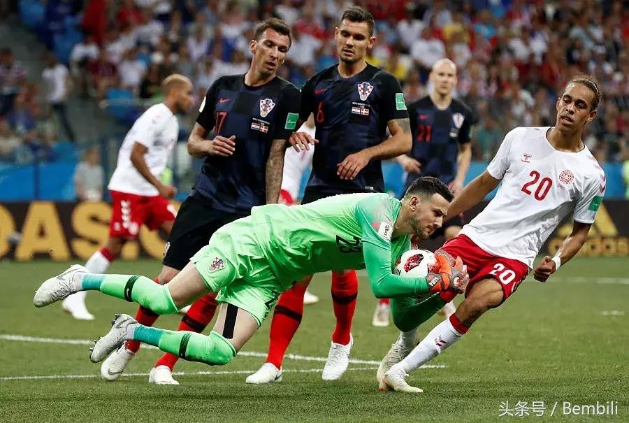 克罗地亚守门员扑出点球激动瞬间,克罗地亚门将跑到一边庆祝