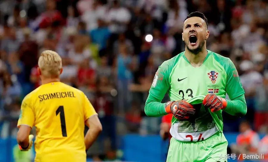 克罗地亚守门员扑出点球激动瞬间,克罗地亚门将跑到一边庆祝