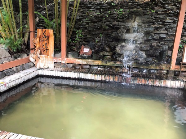 腾冲凤凰宝集泡温泉,腾冲民宿泡温泉推荐