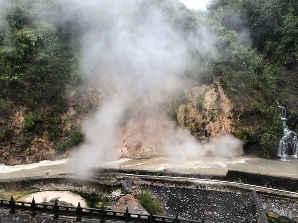 腾冲凤凰宝集泡温泉,腾冲民宿泡温泉推荐