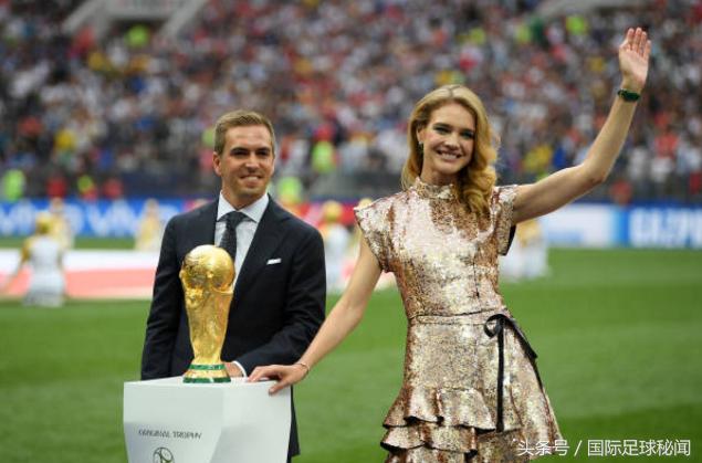 大力神杯美女特使成功抢镜两大前足坛巨星