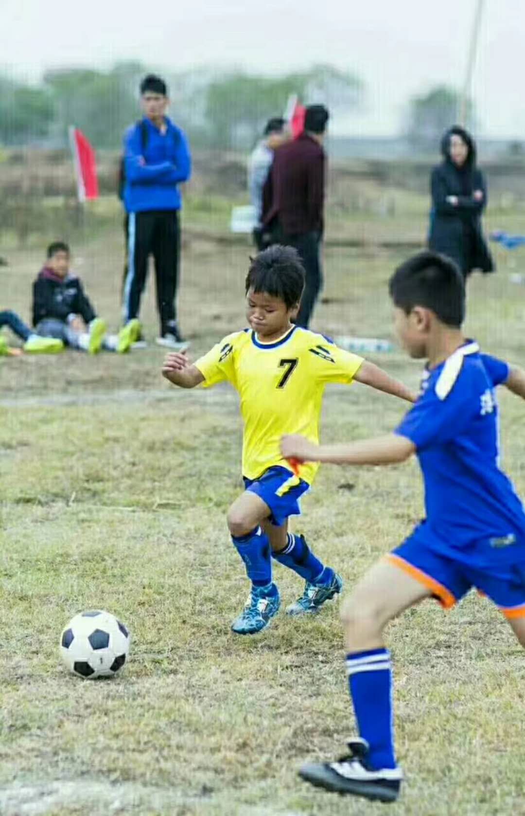 世界杯结束了，这位村小校长和他的孩子们的足球梦，才刚刚开始