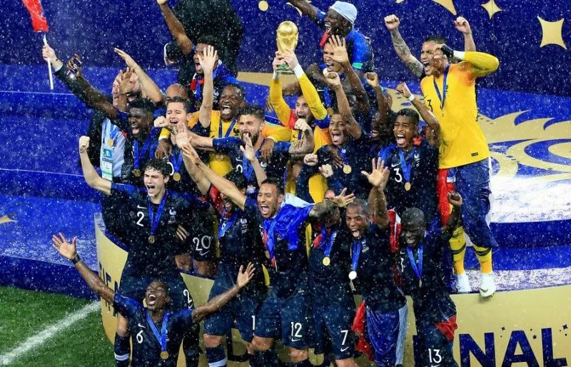 故主登基!法国队雨中捧杯,青春风暴席卷全球