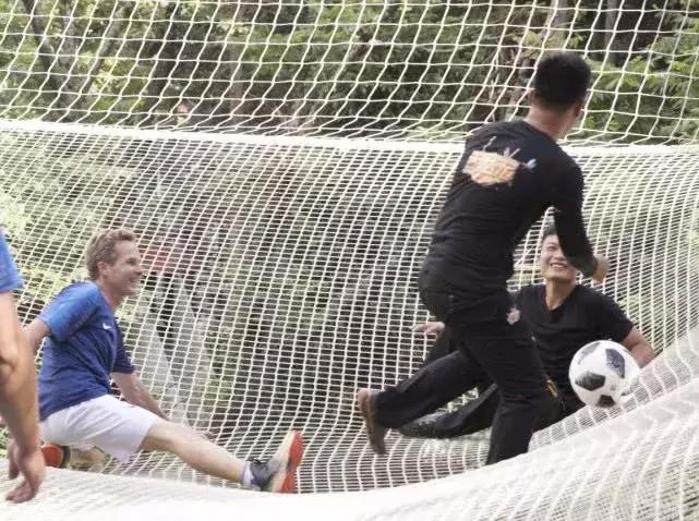 企鹅星主播化身足球宝贝天岳飞龙体验刺激飞跃之旅