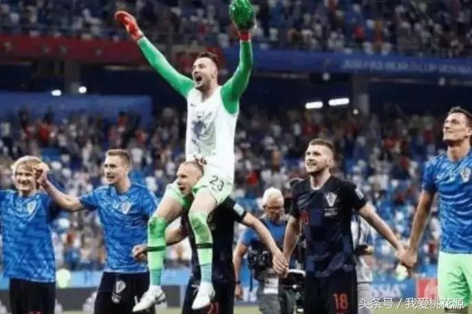 克罗地亚人脱下衣服震惊朋友圈：没有奇迹，只有普通人的含泪奔跑