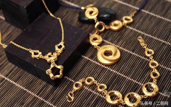 结婚首饰买金的还是银的,结婚戒指买铂金还是黄金