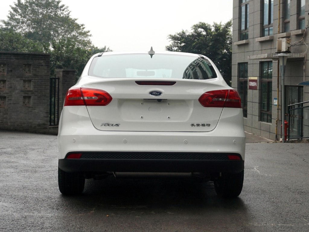 福特福克斯三厢2021款stline试驾,福克斯active降价5万