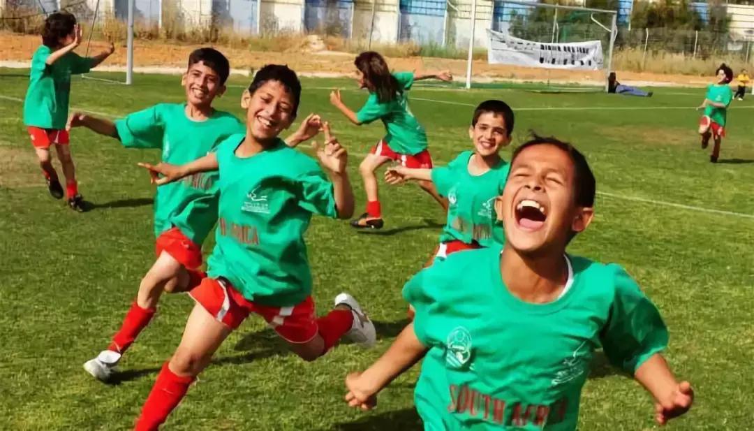 从俄罗斯到大院东，爱足球，不分时空！一群小哥哥们自己动手开辟足球场