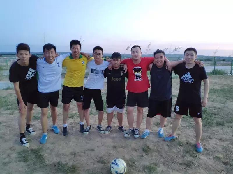 从俄罗斯到大院东，爱足球，不分时空！一群小哥哥们自己动手开辟足球场