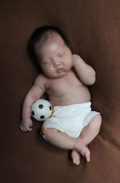 发宝贝踢足球照片的朋友圈,孩子踢足球得奖发朋友圈