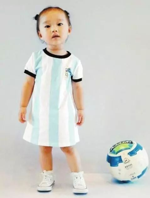 发宝贝踢足球照片的朋友圈,孩子踢足球得奖发朋友圈