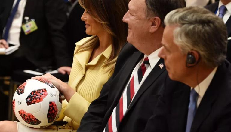 普京与特朗普碰杯,特朗普普京会面送足球视频