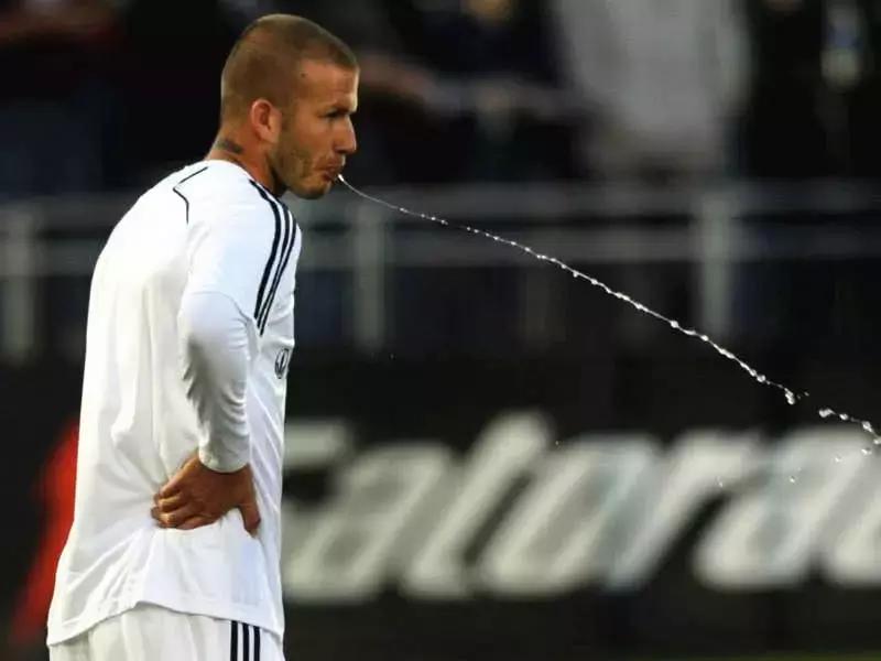 足球运动员喝水后为何又吐掉,足球运动员喝了水吐了什么意思