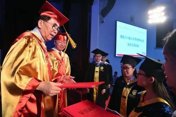 最有意义的大学毕业典礼,最感人催人泪下的毕业典礼