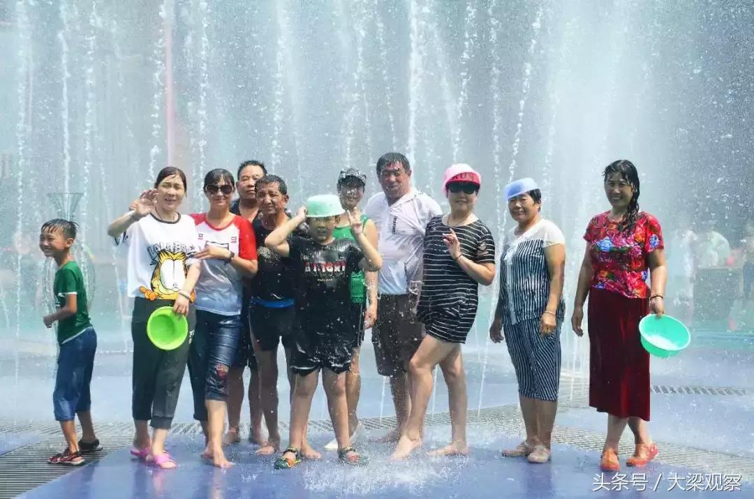 世界杯足球宝贝巡游,足球宝贝秀现场