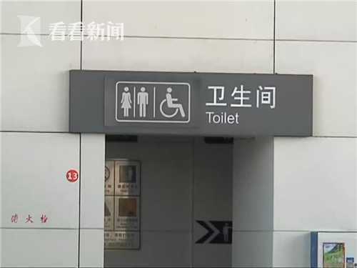 男子躲女厕趴地偷窥被抓现行,男子半年偷女租客18次