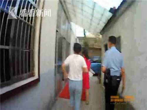 男子躲厕所拿镜子*窥偷**女租客竟连小伙子也不放过