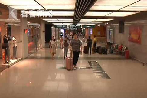 男子躲厕所拿镜子*窥偷**女租客竟连小伙子也不放过