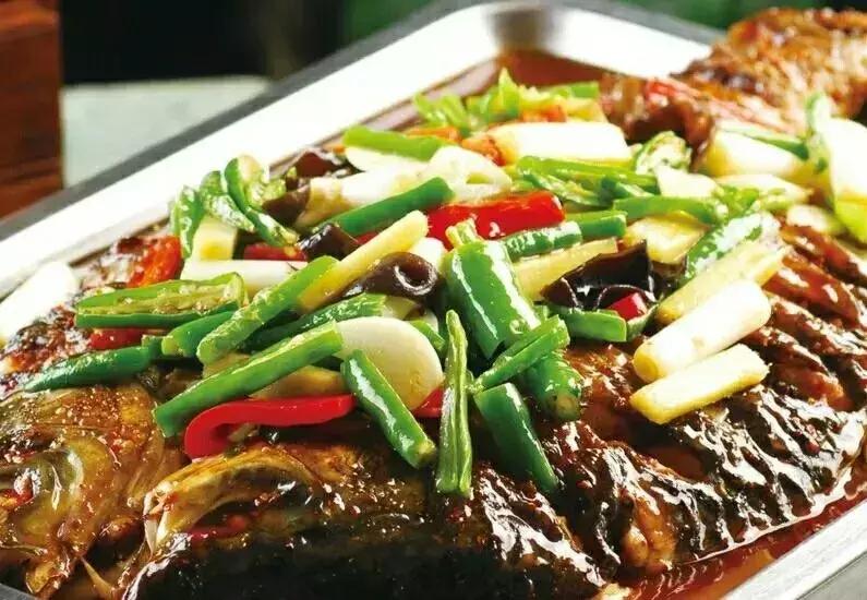 济南历下区半天妖烤鱼,济南小草屋诸葛烤鱼