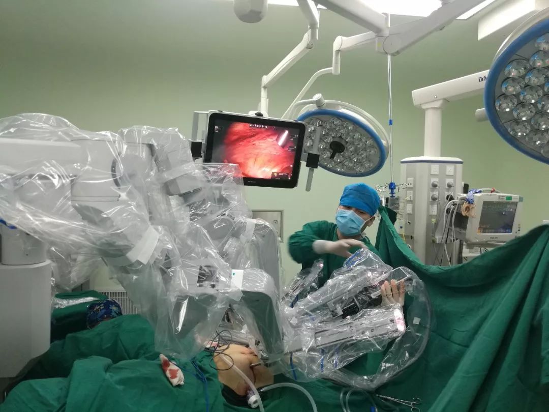 机器人做手术好还是人做的更精准,机器人医生坐诊准确率