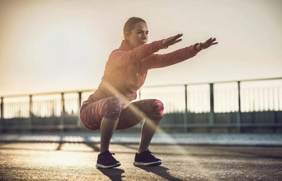 如何锻炼下蹲站起来,养生下蹲法