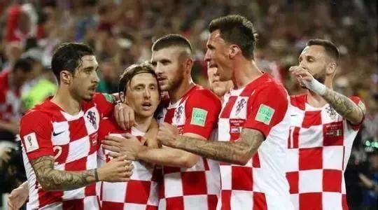 战机护航直播,克罗地亚首都数万球迷狂欢庆祝