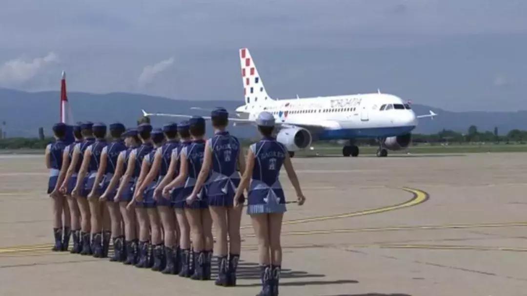 战机护航直播,克罗地亚首都数万球迷狂欢庆祝