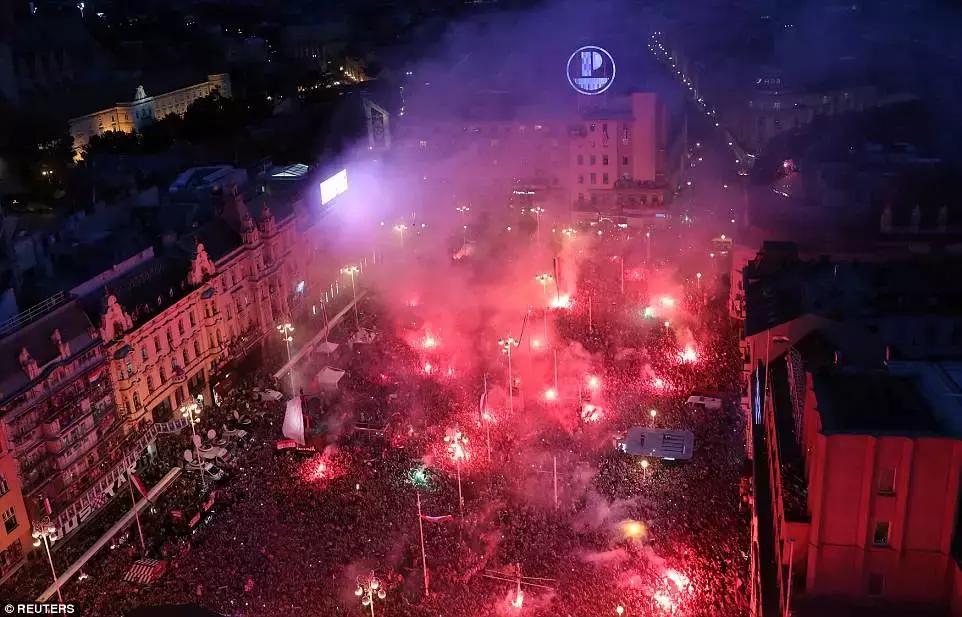 战机护航直播,克罗地亚首都数万球迷狂欢庆祝