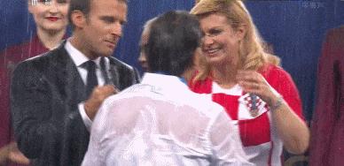 只因在人群中孤零零一把伞，坏了普大帝的“完美名节”