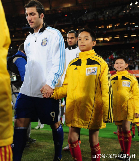为什么球员进场牵小孩,球员为什么牵着球童