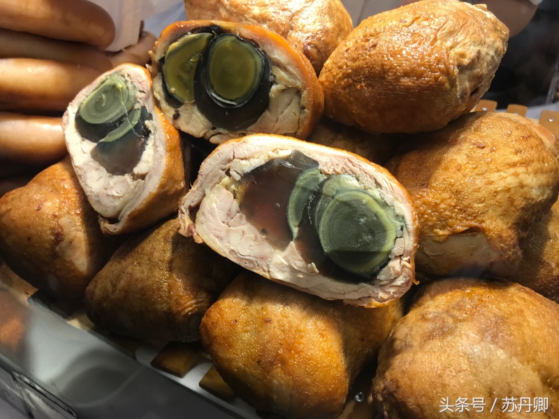 外国人品尝哈尔滨美食,外国人吃红肠