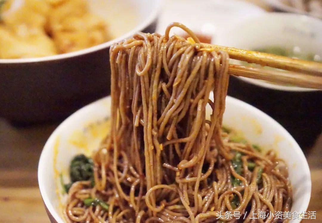 这家藏在南京路步行街背后的西北小馆，竟能把面做得天圆地方！