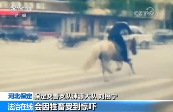 面包车酒驾撞人,车辆失控撞穿墙壁