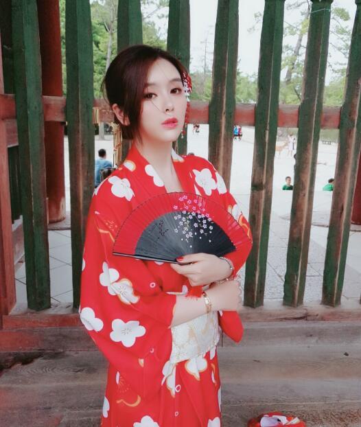 斗鱼张琪格穷得只能吃馒头蘸酱？直播这块真的不好混啊