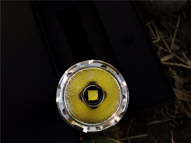 一射就是一大片，务本A214200流明直充强光手电实测