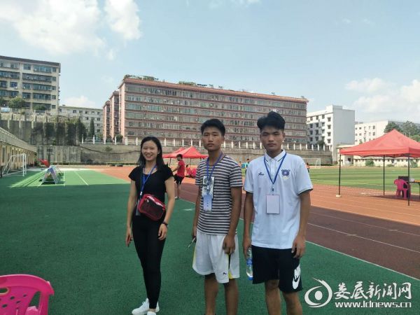 83名大学生志愿者助力青少年足球赛