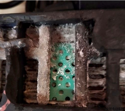 电动车充电充不进去一招解决,电动车电池充不进电怎样修好