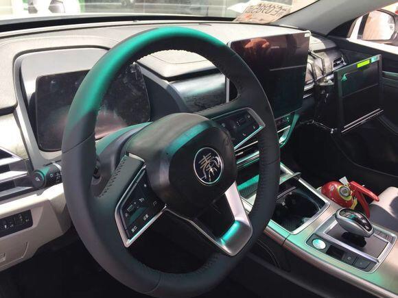 新款比亚迪秦实车曝光,2023款全新比亚迪秦白色上市了吗