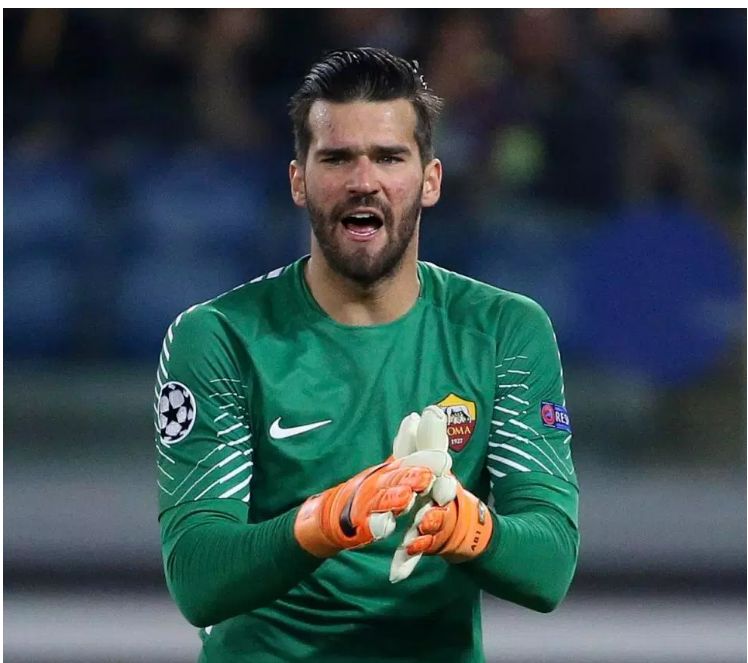 足球历史上身高最矮的守门员,足球史上身价最高的守门员