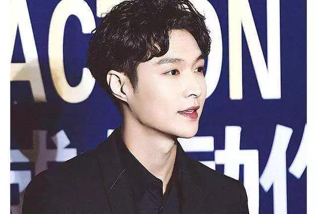 偶像练习生张艺兴王嘉尔看蔡徐坤,王嘉尔口红