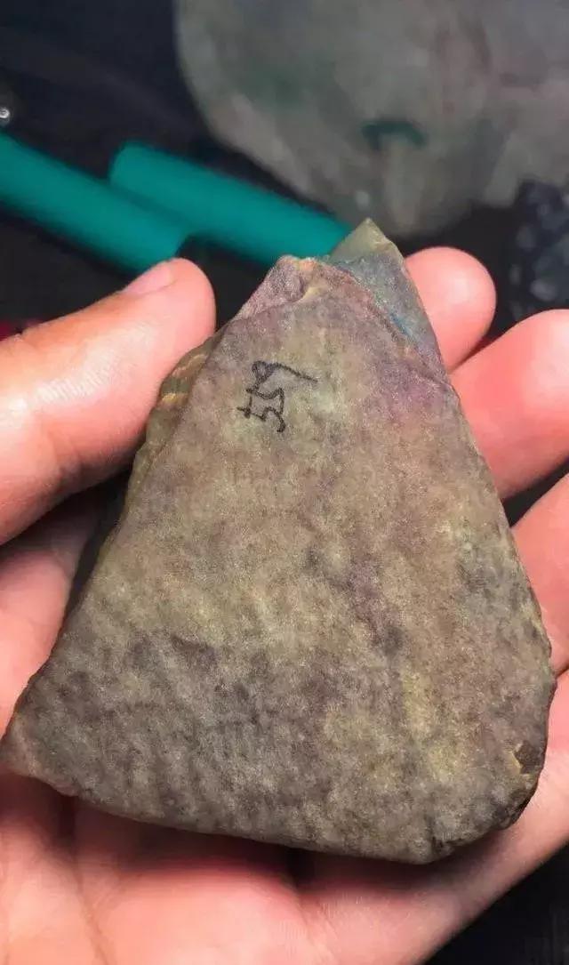 什么样的翡翠原石容易出极品高货,什么样的翡翠原石出冰种