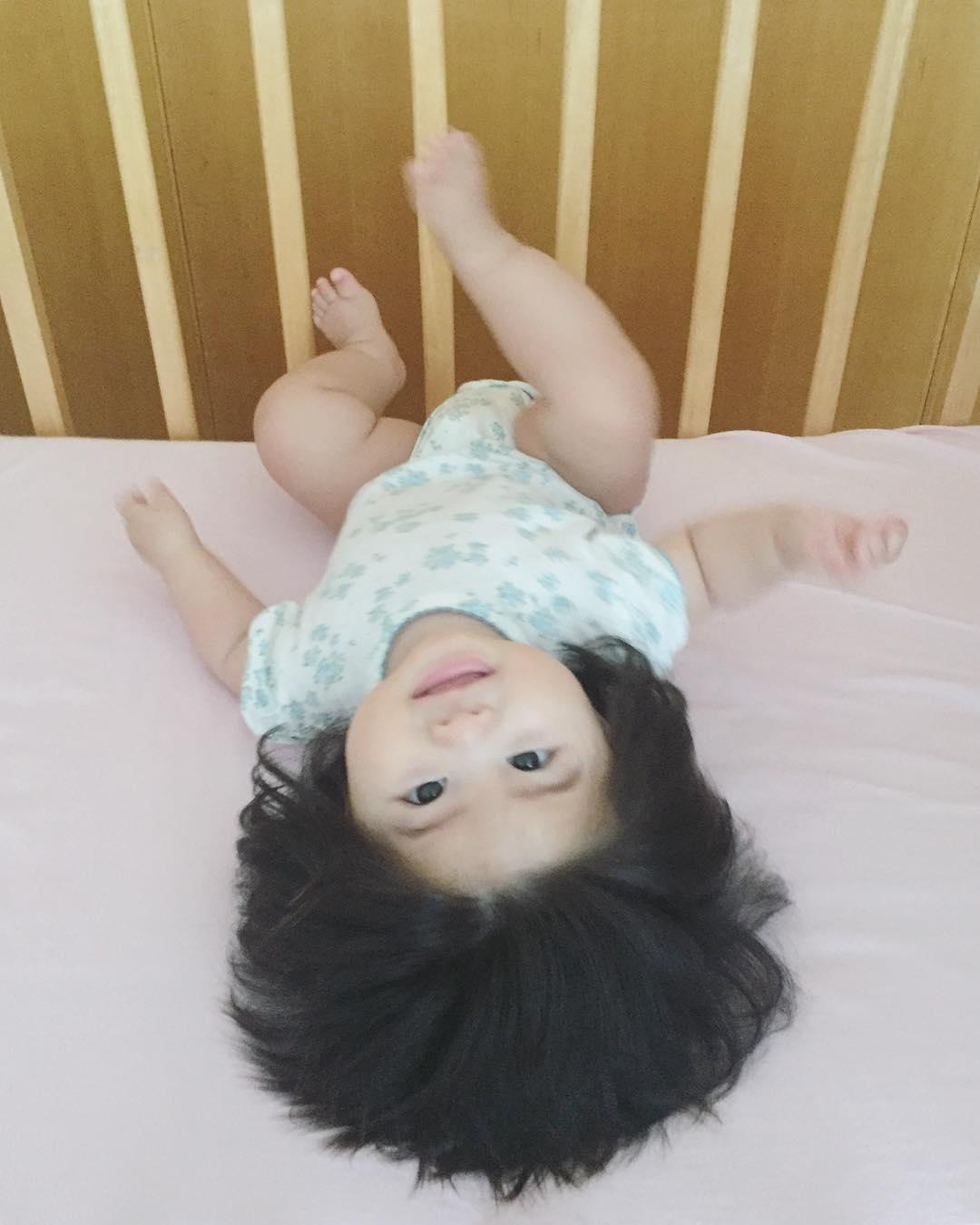 超猛发量的日本爆炸头宝宝，不到一岁头发的面积就比脸还大！