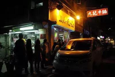 这家店老板脾气暴，服务差，顾客却天天排队，凭啥？