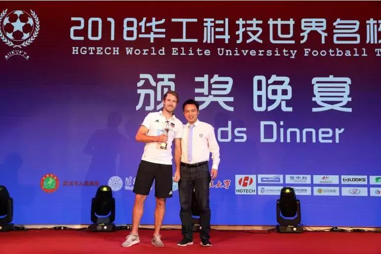 我们今晚是冠军英文歌,开幕式演唱我们是冠军现场版