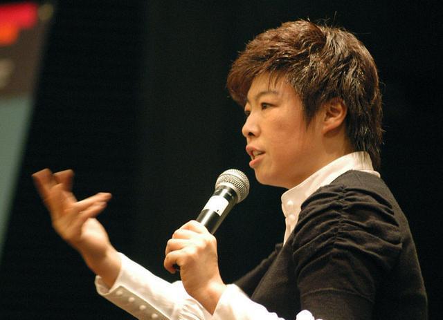 于丹是怎样被轰下台的,于丹因为什么被轰下台