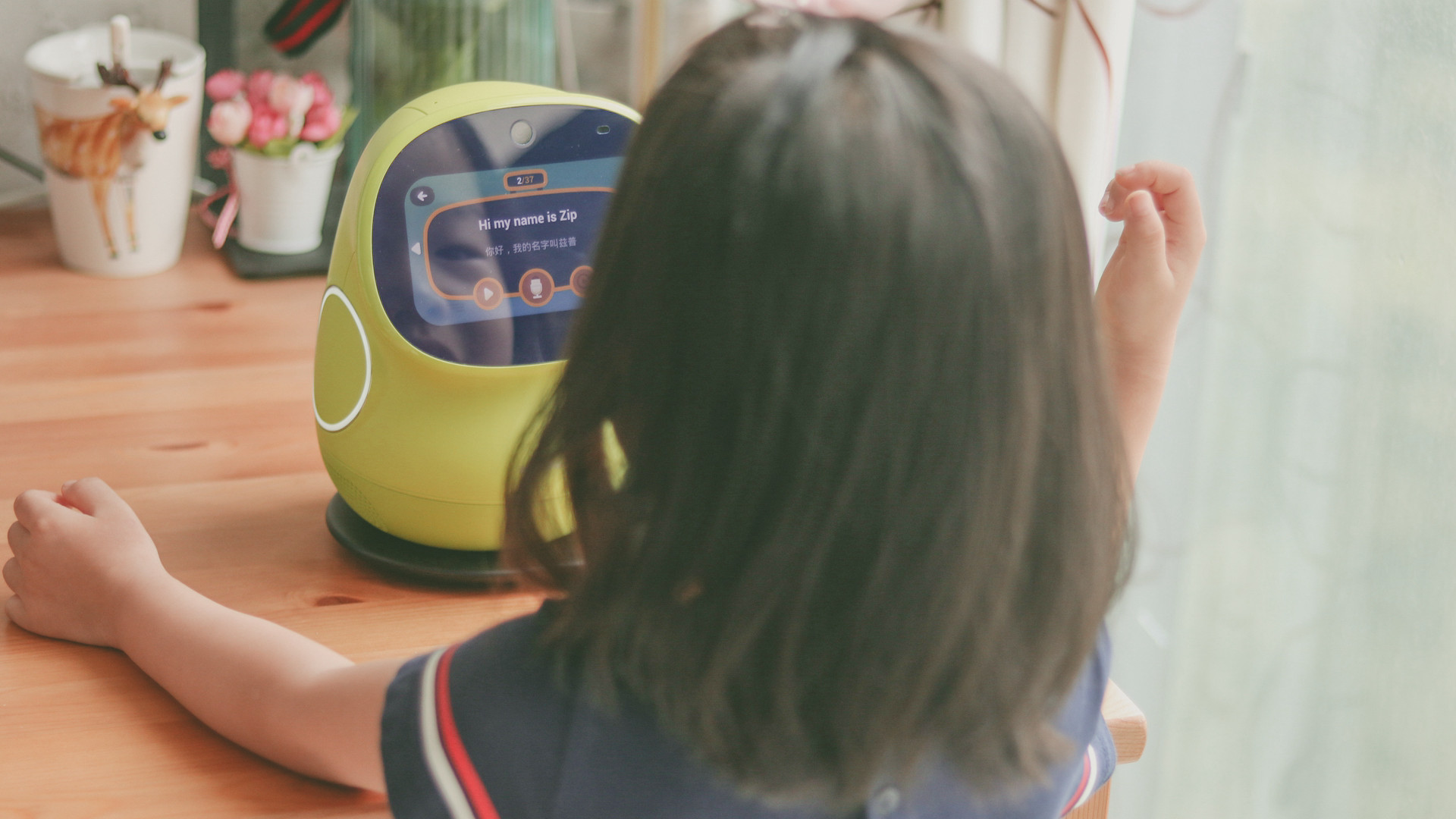 儿童学习陪伴机器人操作,幼儿陪伴儿童教育机器人